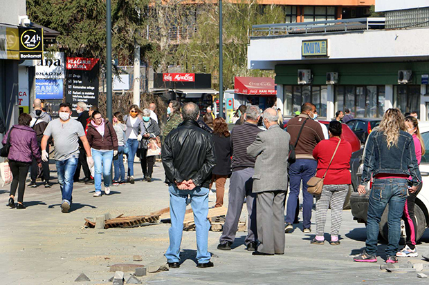 Грађани се снабдевају за 60-часовни карантин: Продаја у трговинама порасла за 600 одсто (ФОТО)